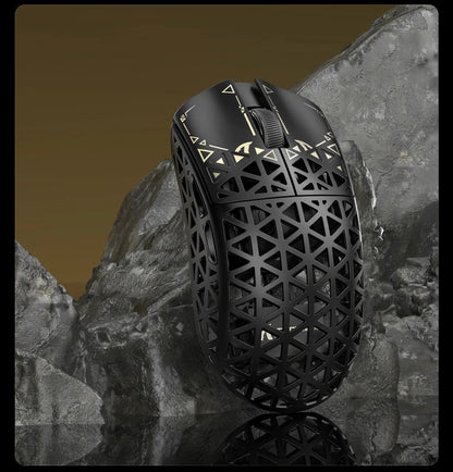 Bezdrátová herní myš ATTACK SHARK R5 Ultra Carbon Fiber, herní senzor PixArt PAW3950MAX, 42000DPI, 8000Hz, MCU Nordic 52840