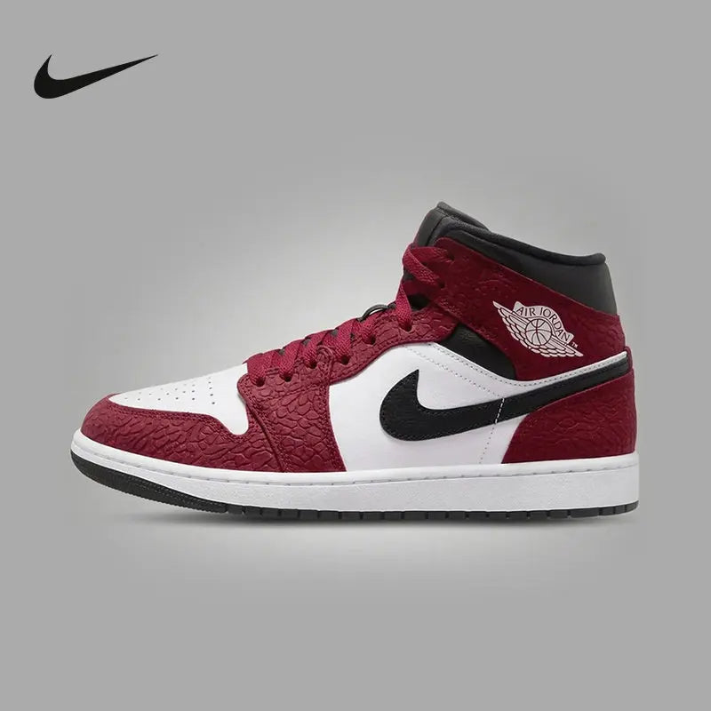 Nike Air Jordan 1 IQC493-600, baskets montantes pour hommes, chaussures de basketball rétro rouge, blanc et noir, dessus en cuir, style streetwear.