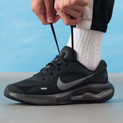 Nike Authentic Journey Run, chaussures de course pour hommes, modèle FN0228-009, légères, avec empiècement en mesh et amorti, idéales pour l'entraînement.