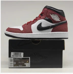 Nike Air Jordan 1 IQC493-600, baskets montantes pour hommes, chaussures de basketball rétro rouge, blanc et noir, dessus en cuir, style streetwear.
