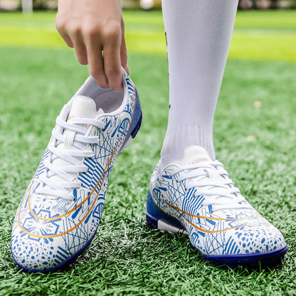 Chaussures de football, sneakers, chaussures de soccer, au-dessus de la cheville mais pas jusqu'au genou, semelle antidérapante à crampons.