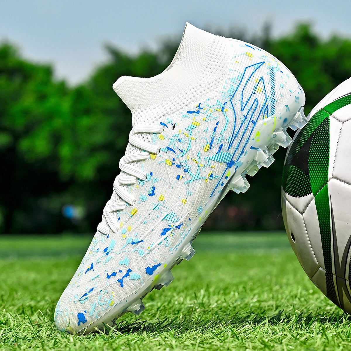 Chaussures de football pour hommes, modèle AG FG, tige en maille ultra-légère, soutien stable de la voûte plantaire, idéales pour les entraînements prolongés sur terrain de gazon extérieur.