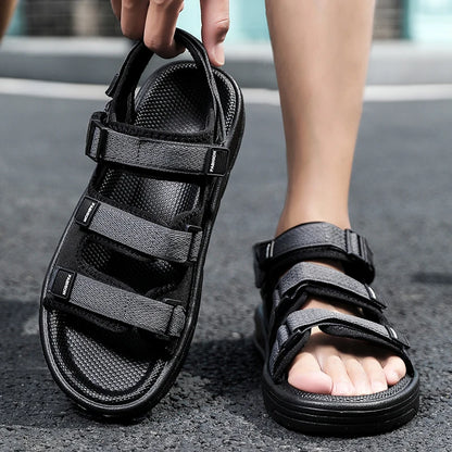 Une paire de sandales d'été simples et tendance, respirantes, résistantes à l'usure, légères, décontractées, prêtes pour la plage, chaussures de conduite polyvalentes pour hommes
