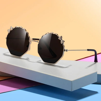Lunettes de soleil tendance pour enfants, garçons et filles, lunettes anti-UV, lunettes pour bébés, lunettes mignonnes à nœud pour petites filles, lunettes en forme de coquillage, monture en métal