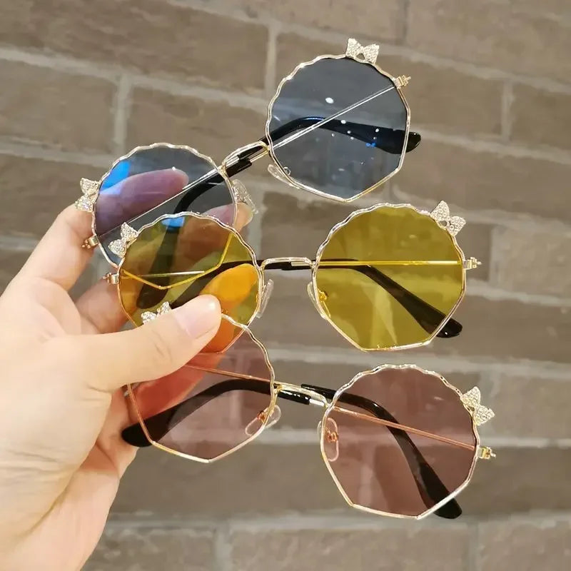 Lunettes de soleil tendance pour enfants, garçons et filles, lunettes anti-UV, lunettes pour bébés, lunettes mignonnes à nœud pour petites filles, lunettes en forme de coquillage, monture en métal