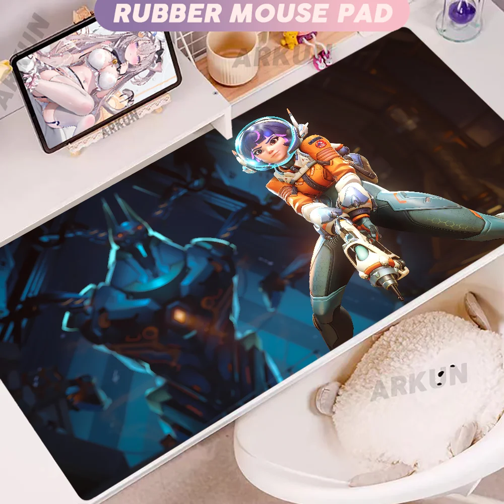 Moderna velika FPS 900x400 anime gaming djevojka Overwatch podloga za prijenosno računalo i ured, mekana gumena podloga za stol, XXL gaming podloga za miš