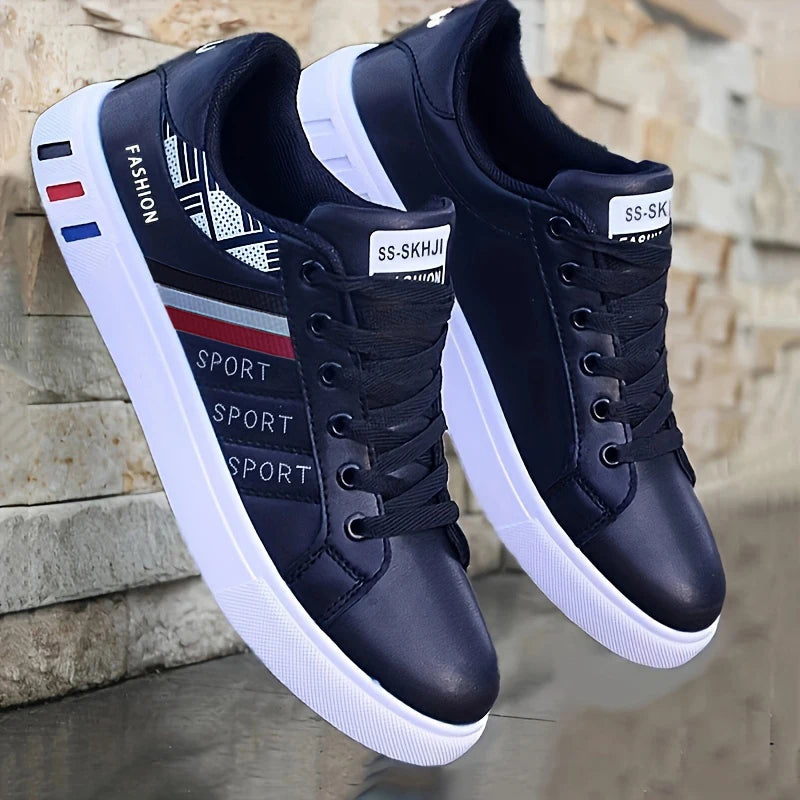 Une paire de baskets blanches, parfaites pour le skateboard, les sports décontractés et le quotidien. Léger avec une semelle souple, adapté pour