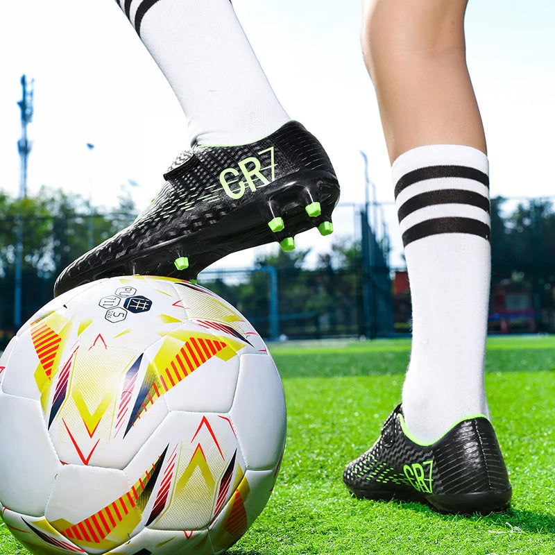 Nouvelles chaussures de football montantes à crampons longs pour adolescents et étudiants, adaptées aux garçons et aux filles, élégantes, durables et tendance