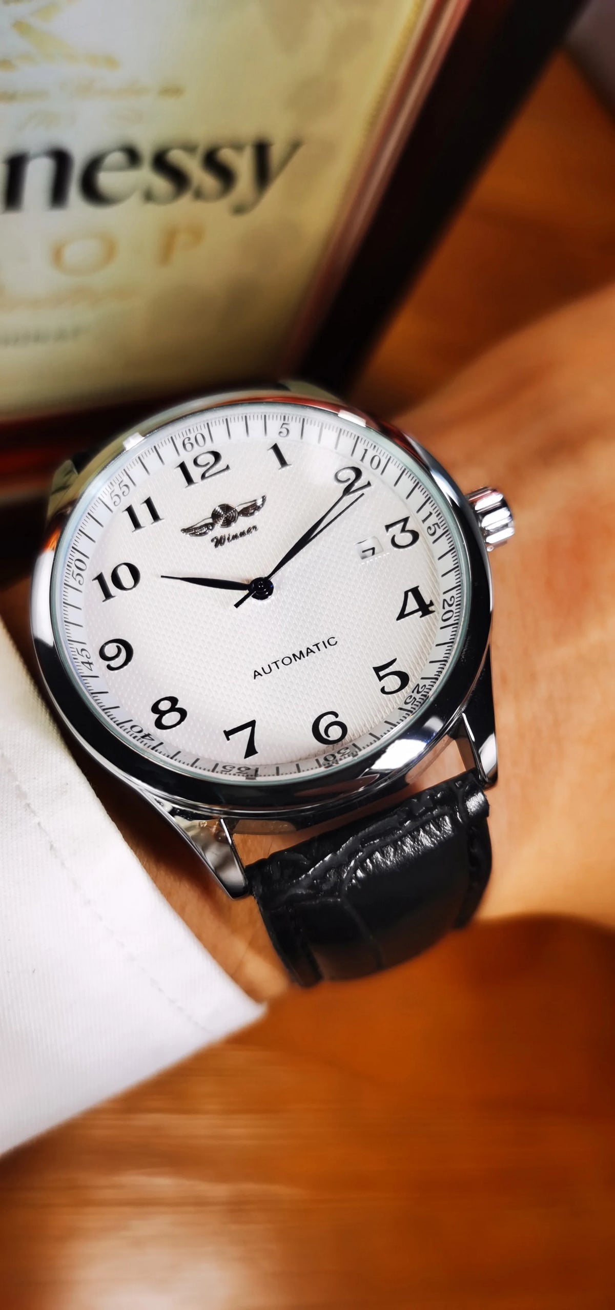 Relógio clássico para homem – Estilo retro com calendário e ponteiros azuis, movimento mecânico automático, marca de prestígio, caixa em aço e bracelete em pele