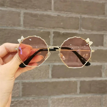 Lunettes de soleil tendance pour enfants, garçons et filles, lunettes anti-UV, lunettes pour bébés, lunettes mignonnes à nœud pour petites filles, lunettes en forme de coquillage, monture en métal
