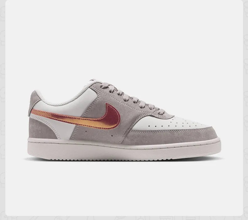 W NIKE COURT VISION LO LX IU7630-200, baskets basses pour femmes, chaussures décontractées en cuir gris et blanc avec semelle en caoutchouc bordeaux et logo Swoosh.