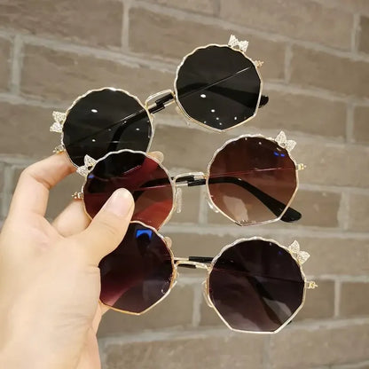 Lunettes de soleil tendance pour enfants, garçons et filles, lunettes anti-UV, lunettes pour bébés, lunettes mignonnes à nœud pour petites filles, lunettes en forme de coquillage, monture en métal