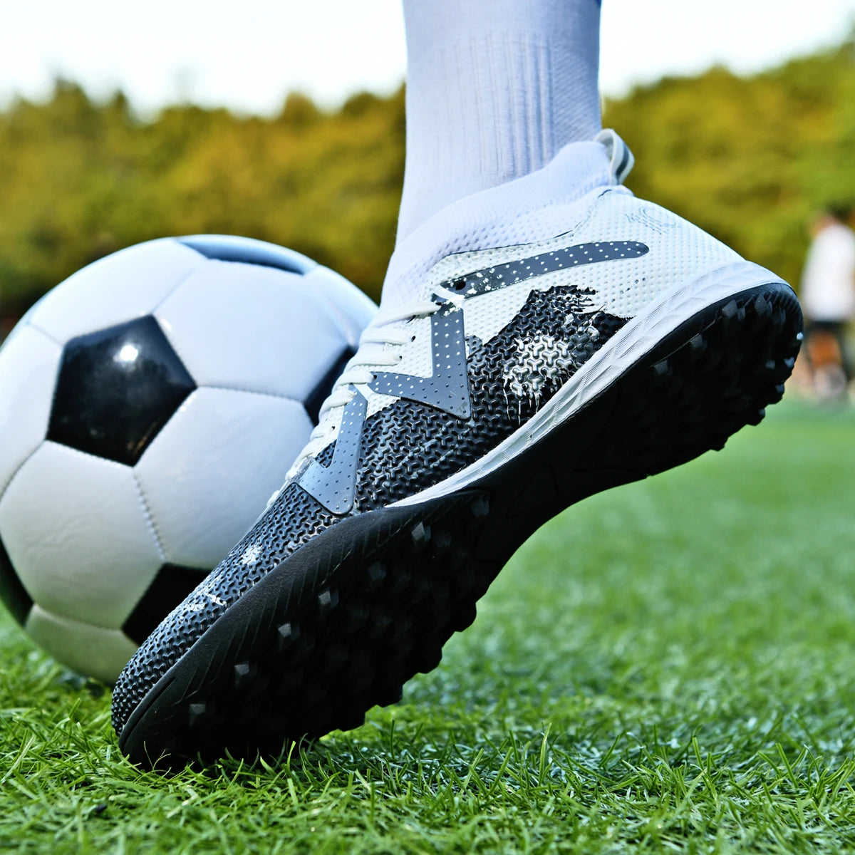 Chaussures d'entraînement unisexes Value Turf Trainers, tige en PU tissé, crampons en caoutchouc TF, antidérapantes, durables et économiques.