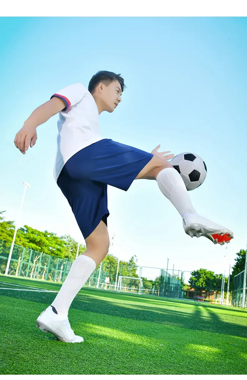 Chaussures de football tendance et modernisées, antichoc et flexibles, avec une conception de traction stable pour les exercices sportifs sur gazon et l'entraînement en équipe