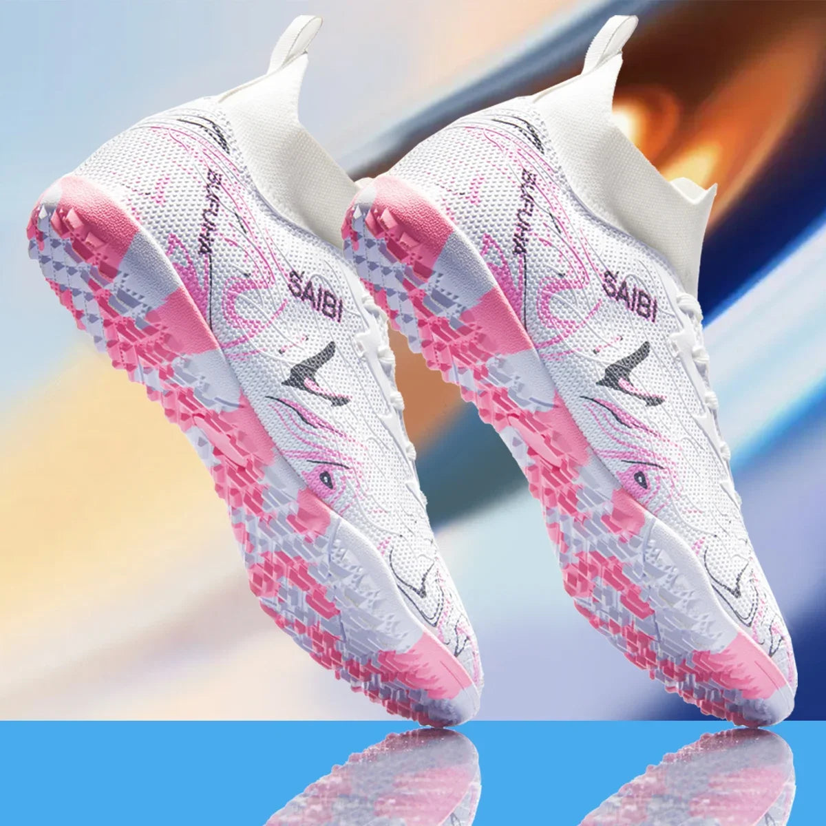 Chaussures de football, sneakers, chaussures de soccer, au-dessus de la cheville mais pas jusqu'au genou, semelle antidérapante à crampons.