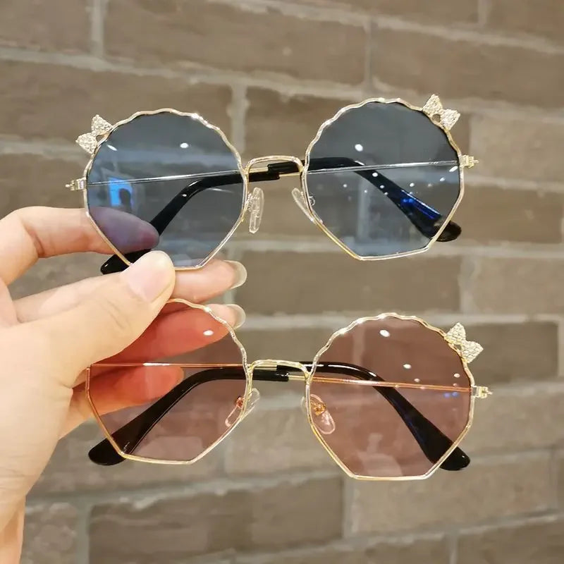 Lunettes de soleil tendance pour enfants, garçons et filles, lunettes anti-UV, lunettes pour bébés, lunettes mignonnes à nœud pour petites filles, lunettes en forme de coquillage, monture en métal