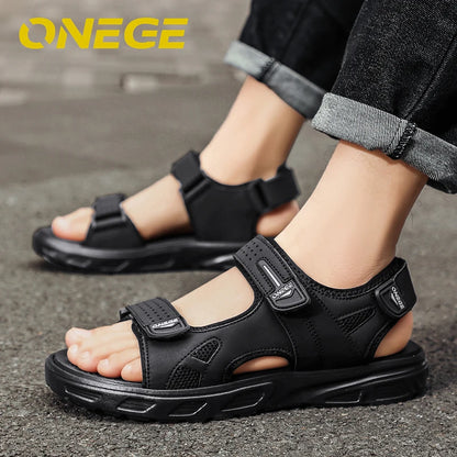 Une paire de sandales de sport simples, légères et neuves, style été, chaussures de conduite antidérapantes pour hommes, chaussures de plage, résistantes à l'usure, grande taille, chaussures à velcro