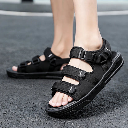 Une paire de sandales d'été simples et tendance, respirantes, résistantes à l'usure, légères, décontractées, prêtes pour la plage, chaussures de conduite polyvalentes pour hommes
