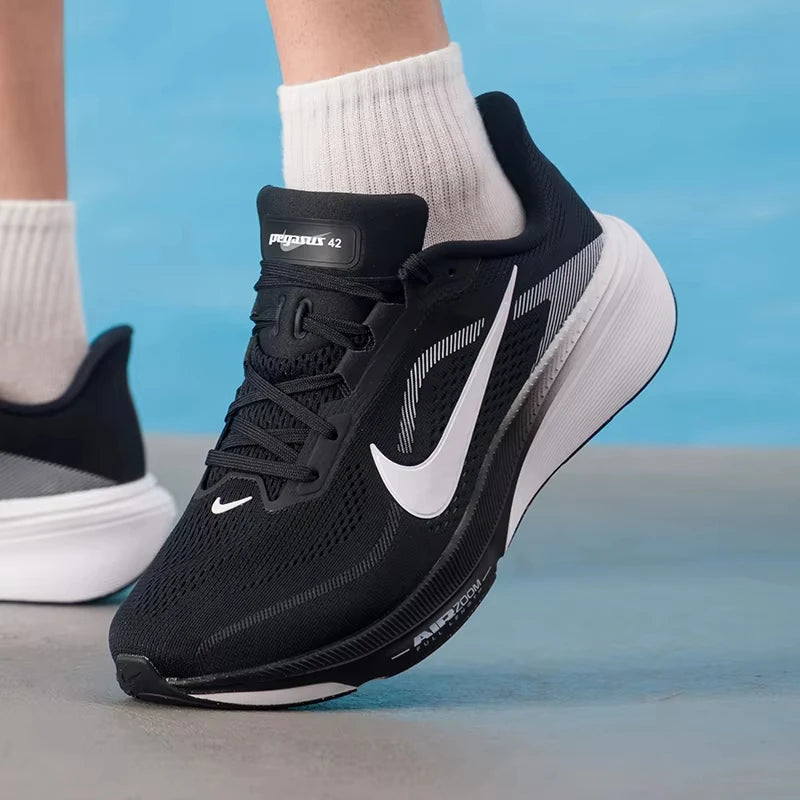 Chaussures de course pour hommes Nike IR1228-001, tige en maille respirante, semelle amortissante, légères, idéales pour la course sur route.