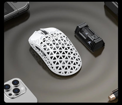 Bezdrátová herní myš ATTACK SHARK R5 Ultra Carbon Fiber, herní senzor PixArt PAW3950MAX, 42000DPI, 8000Hz, MCU Nordic 52840