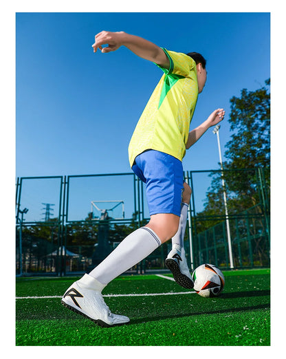 Nouvelles chaussures de football pour hommes, chaussures de football montantes, baskets d'extérieur antidérapantes, crampons de haute qualité pour futsal, intérieur et gazon, meilleures ventes