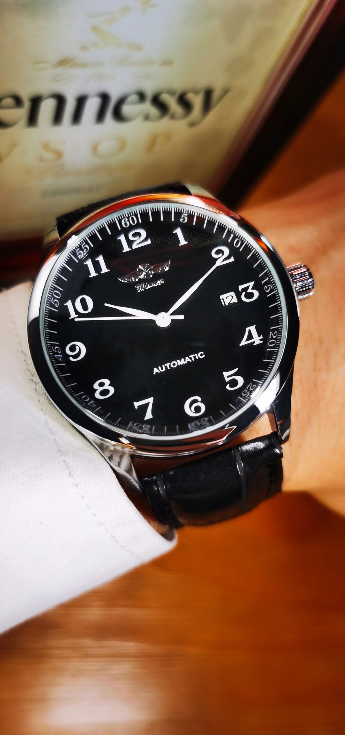 Relógio clássico para homem – Estilo retro com calendário e ponteiros azuis, movimento mecânico automático, marca de prestígio, caixa em aço e bracelete em pele