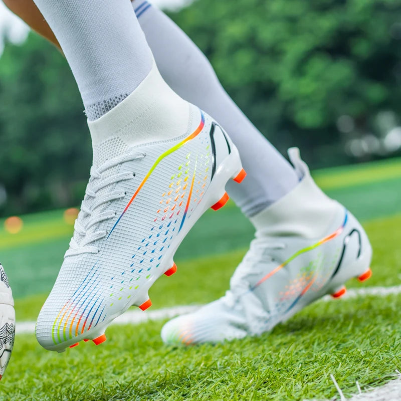 Chaussures de football à crampons longs FG avec col chaussette montante, tige texturée, crampons pour terrain dur, légères, antidérapantes et offrant une bonne adhérence.