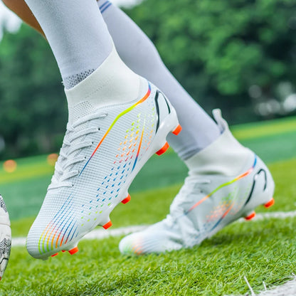Chaussures de football à crampons longs FG avec col chaussette montante, tige texturée, crampons pour terrain dur, légères, antidérapantes et offrant une bonne adhérence.
