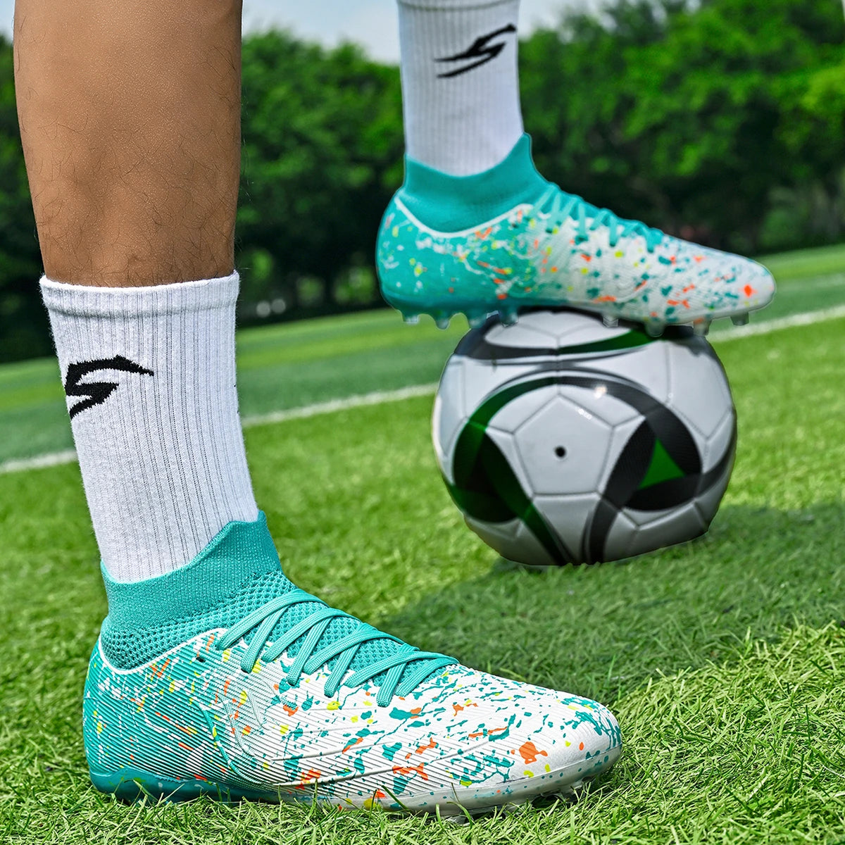 Chaussures de football pour hommes, crampons pour terrain en gazon, protection renforcée de la cheville, semelle intérieure absorbant les chocs, pour terrains en gazon naturel dur et légèrement artificiel.