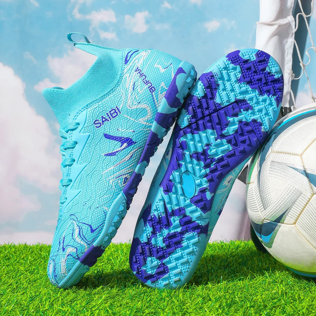 Chaussures de football, sneakers, chaussures de soccer, au-dessus de la cheville mais pas jusqu'au genou, semelle antidérapante à crampons.