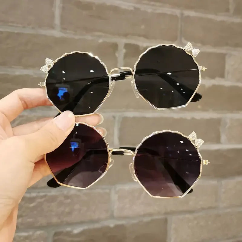 Lunettes de soleil tendance pour enfants, garçons et filles, lunettes anti-UV, lunettes pour bébés, lunettes mignonnes à nœud pour petites filles, lunettes en forme de coquillage, monture en métal