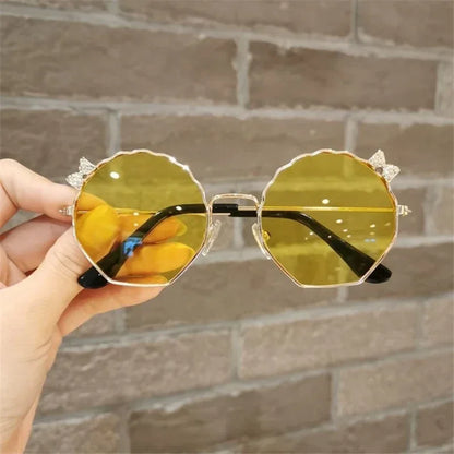 Lunettes de soleil tendance pour enfants, garçons et filles, lunettes anti-UV, lunettes pour bébés, lunettes mignonnes à nœud pour petites filles, lunettes en forme de coquillage, monture en métal
