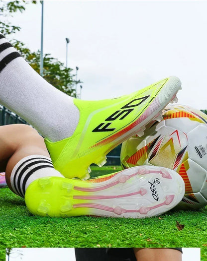 Nouvelles chaussures de football pour hommes, modèle tendance, de haute qualité, mi-hautes, légères, antidérapantes, crampons d'extérieur pour l'entraînement sur gazon.