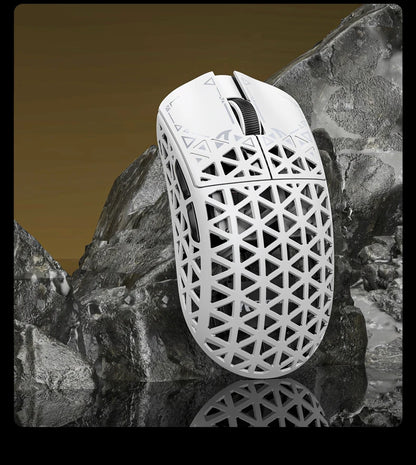 Bezdrátová herní myš ATTACK SHARK R5 Ultra Carbon Fiber, herní senzor PixArt PAW3950MAX, 42000DPI, 8000Hz, MCU Nordic 52840