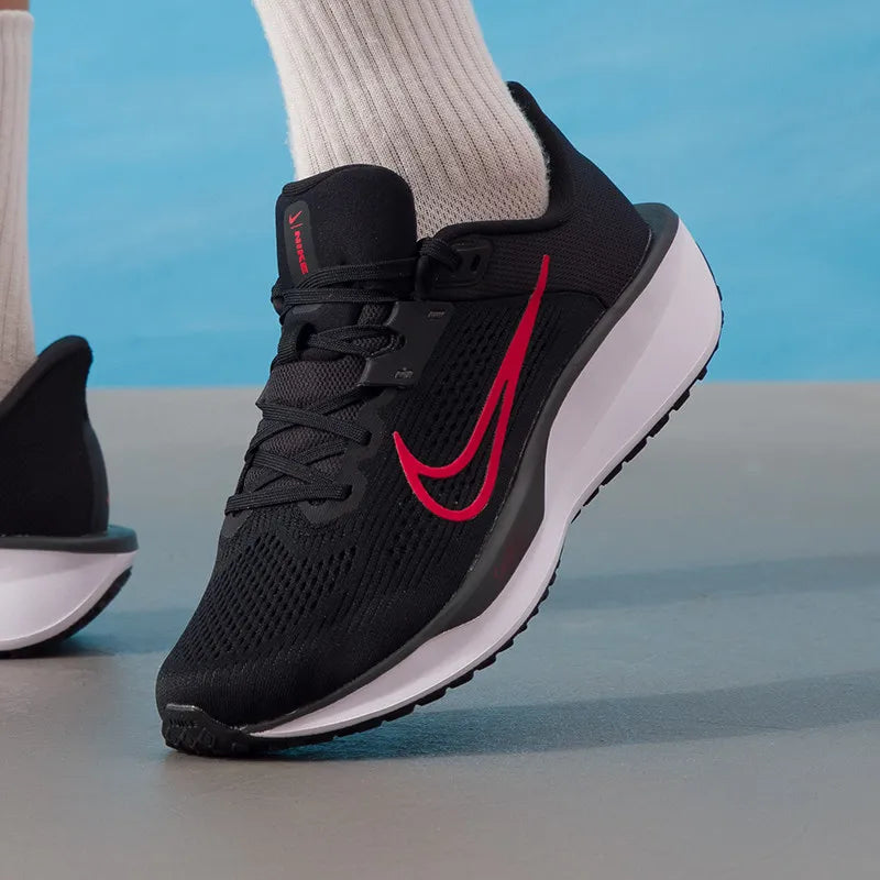 Nike FD6033-011, chaussures de course pour hommes, tige en mesh respirant, amorti léger, baskets de sport pour un usage quotidien.