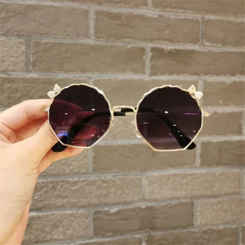 Lunettes de soleil tendance pour enfants, garçons et filles, lunettes anti-UV, lunettes pour bébés, lunettes mignonnes à nœud pour petites filles, lunettes en forme de coquillage, monture en métal
